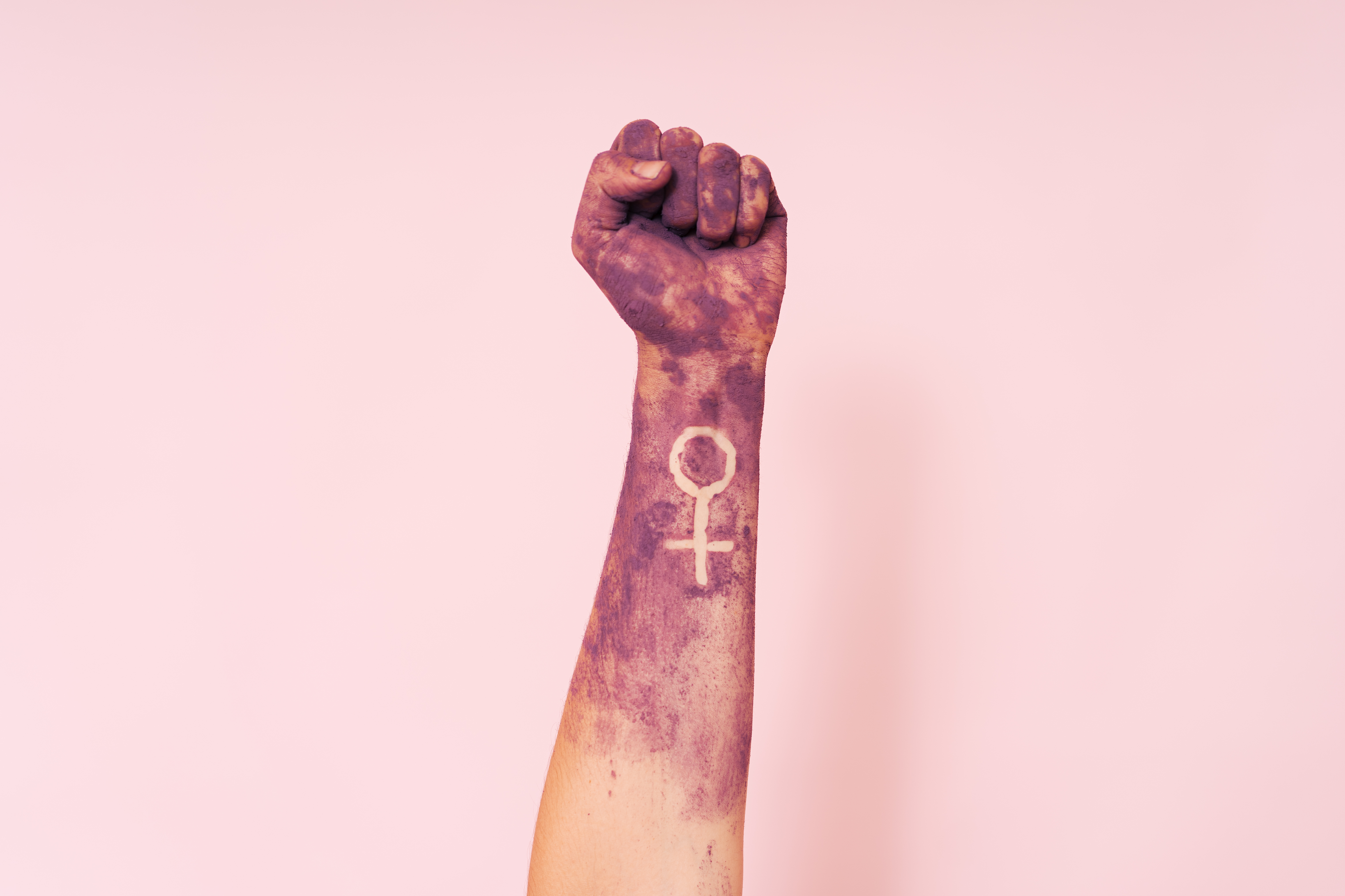 Marc normatiu específic i estratègia laboral per a les dones víctimes de violència de gènere. 